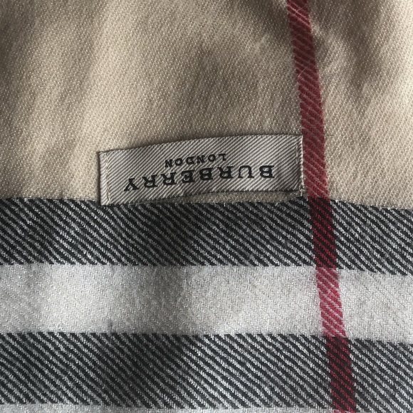 - Authentic BURBERRY stole - Picture 2 of 6